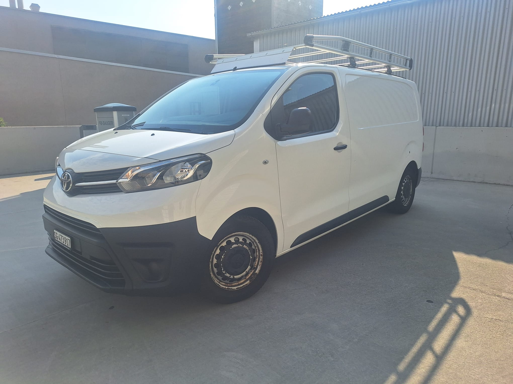 Toyota Proace 1.6 D-4D L1H1 – mit ALUCA-Regalsystem